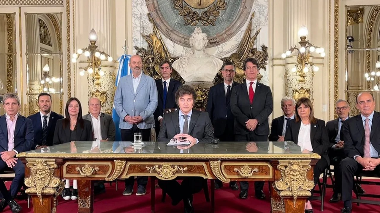 Milei firmó un DNU para desregular la economía: se modificarán más de 300 leyes