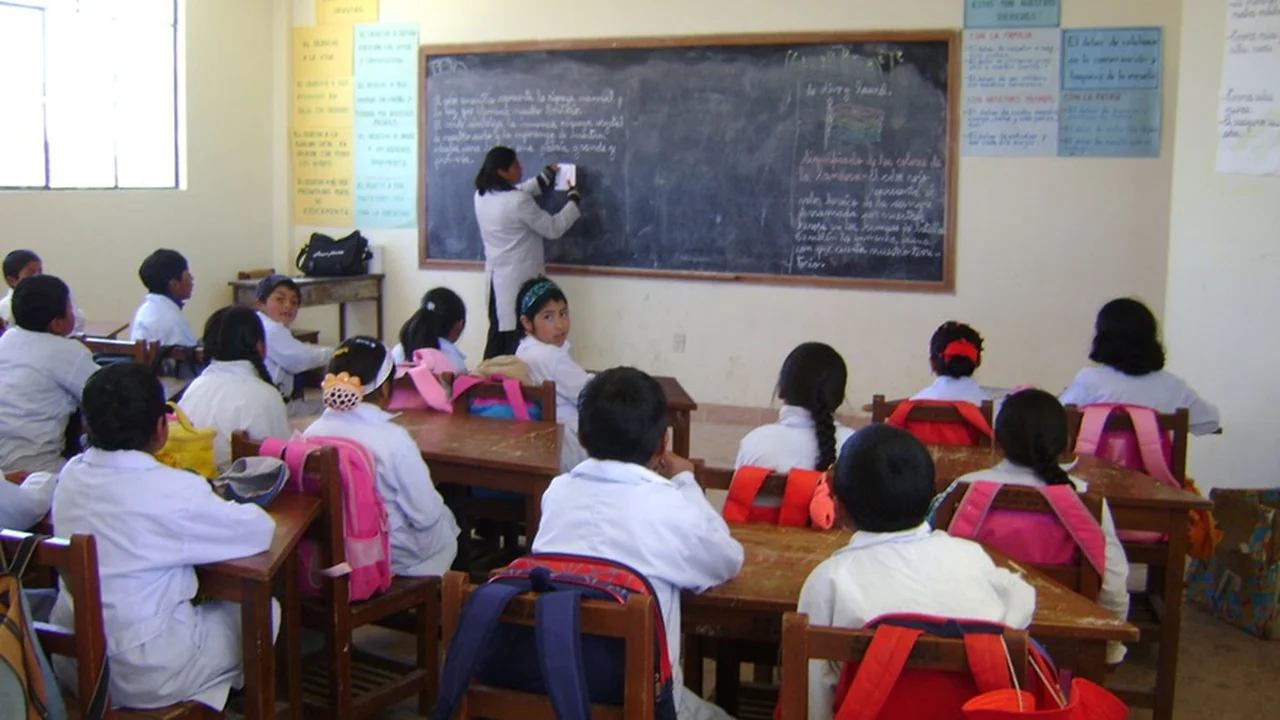Qué provincia acordó un aumento salarial del 16% para docentes y garantizó el inicio de clases