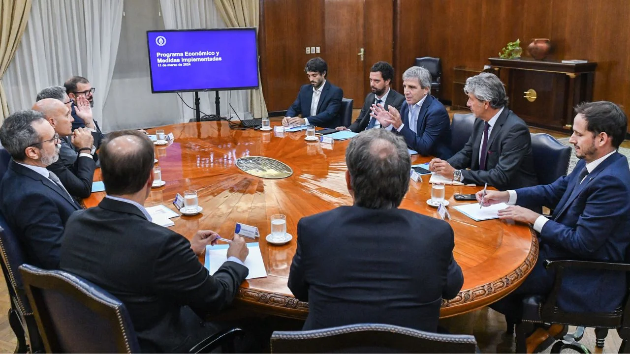 Caputo reclamó a supermercadistas que en lugar del "2x1" bajen precios para que lo refleje el INDEC