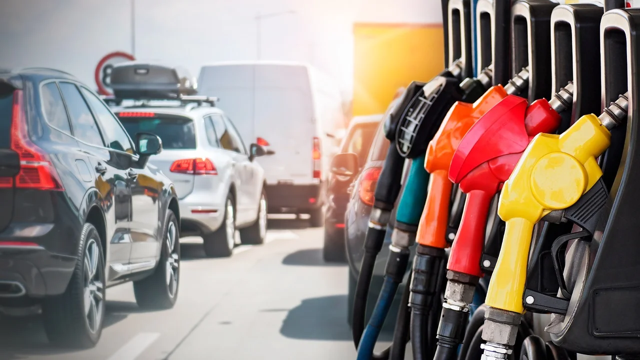 El Gobierno actualizó el impuesto a combustibles y la nafta vuelve a subir desde mañana