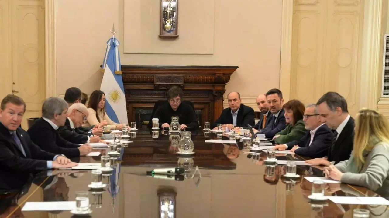 Milei reunió a todo el Gabinete y Caputo intentó transmitir calma, en plena tensión cambiaria