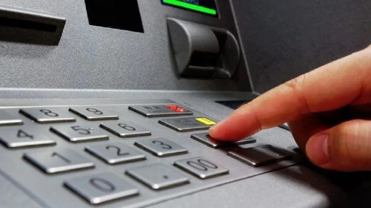 Cómo hacer para llevarse billetes de alta denominación de los cajeros automáticos en Argentina