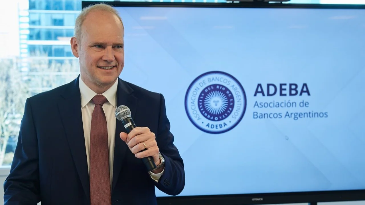 Bancos celebran la apertura del mercado cambiario: "Era una aberración" mantener el cepo