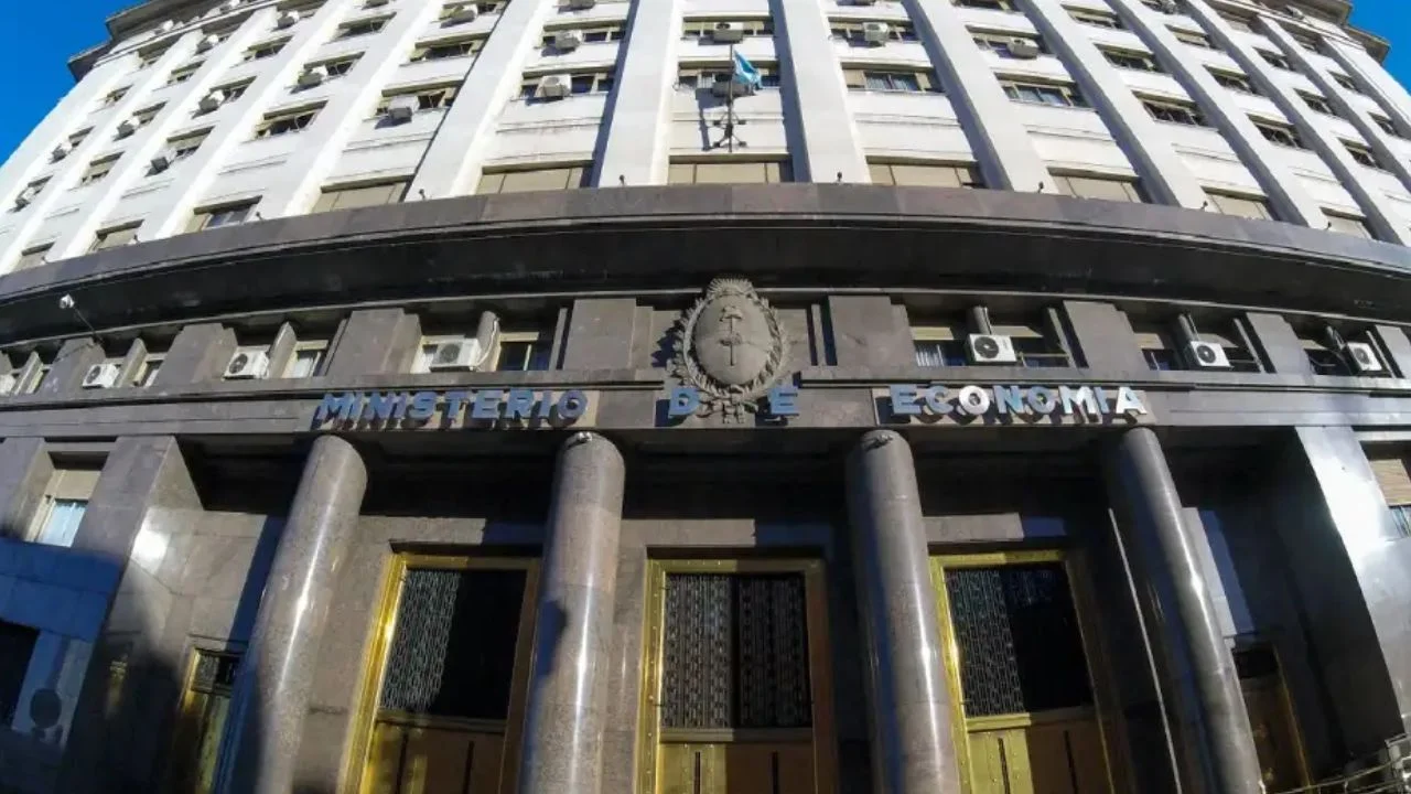 Pasan a disponibilidad a 150 empleados de planta permanente del Ministerio de Economía