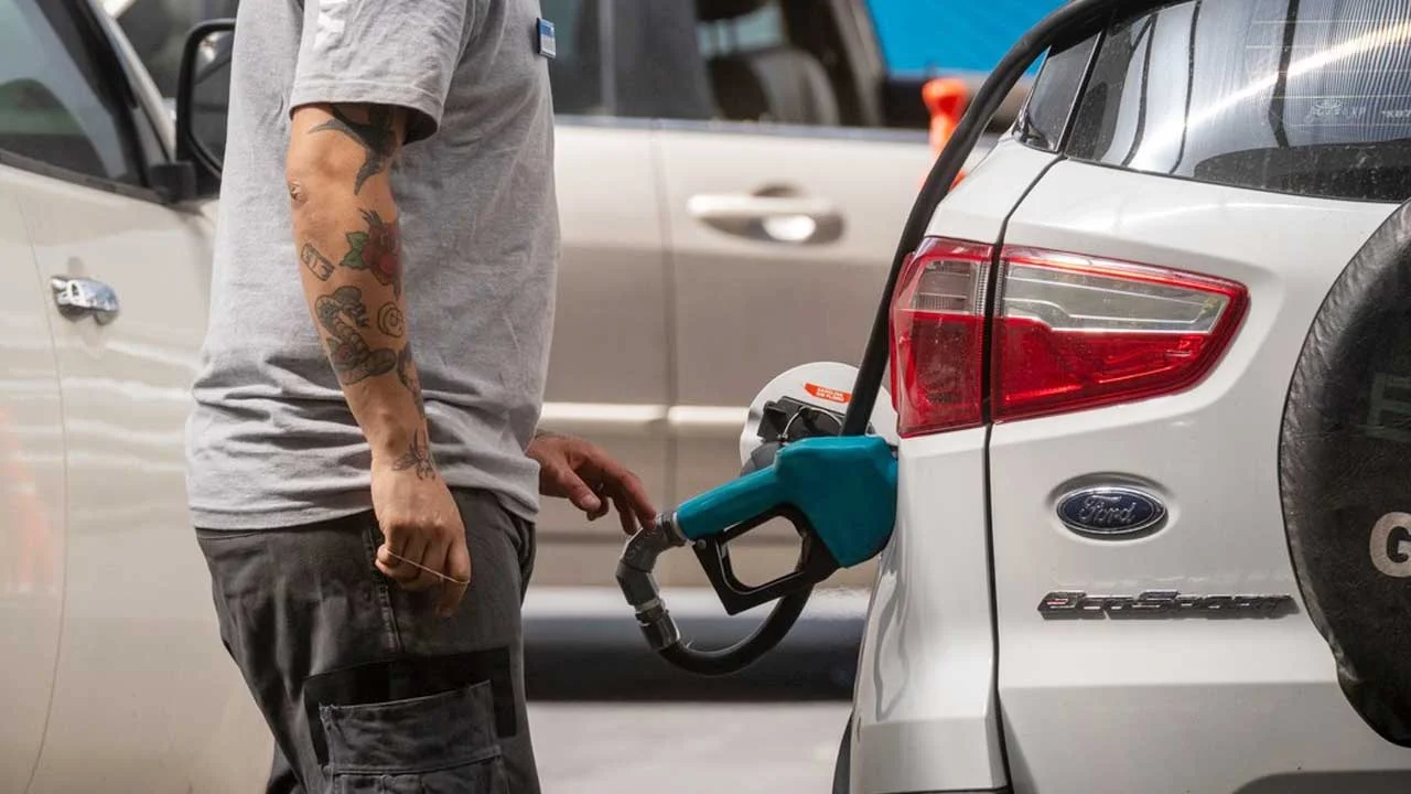 Autodespacho de nafta: prohíben la modalidad en varios distritos y hay oposición sindical