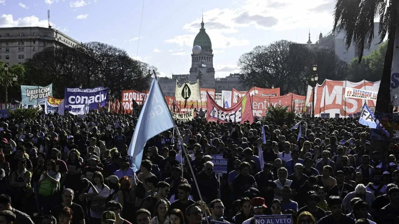  Marcha universitaria contra el Gobierno: comienzan a llegar manifestantes al Congreso