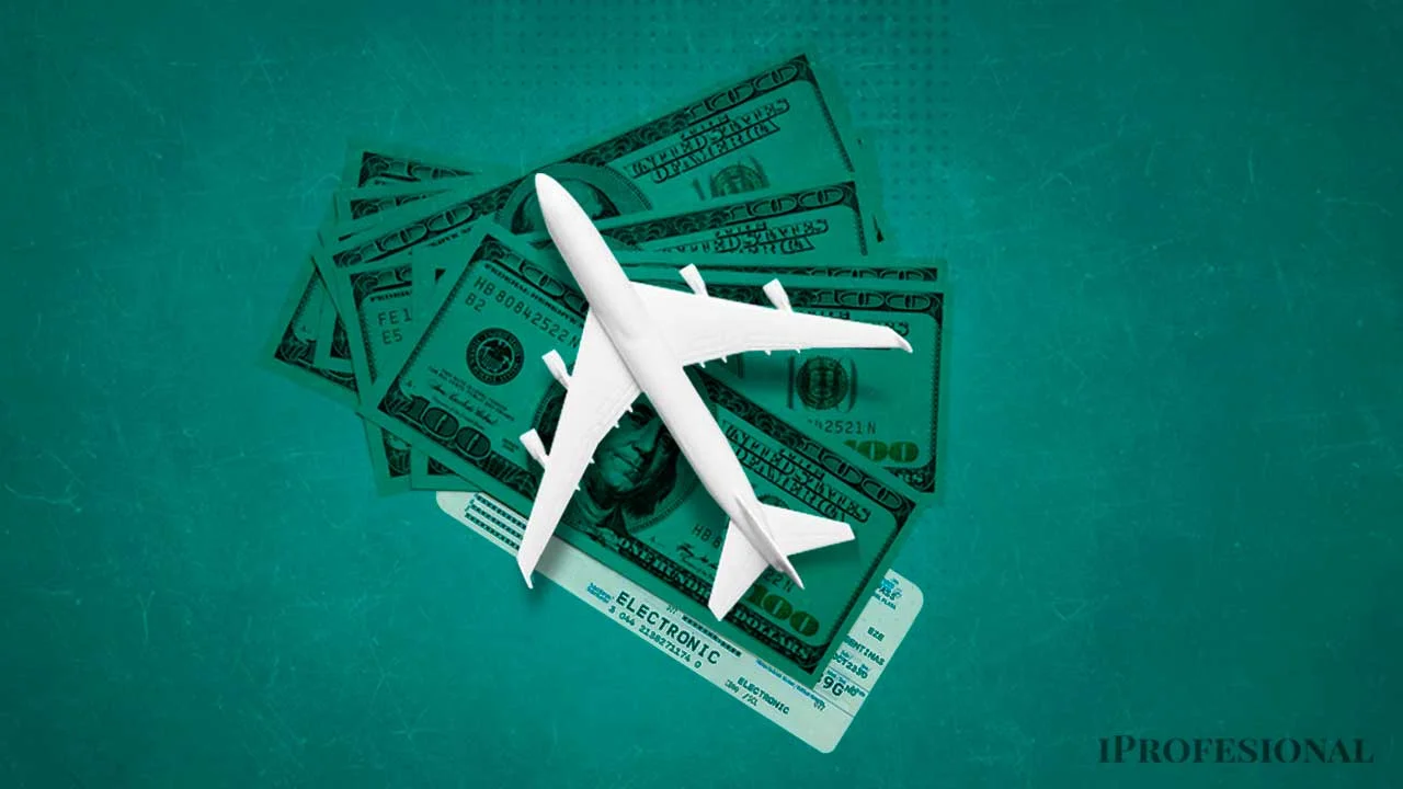 Dólar o pesos, cómo conviene comprar los pasajes al exterior