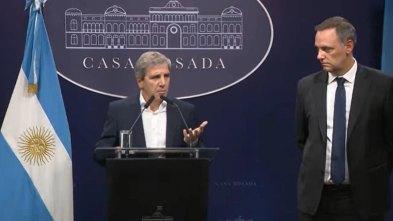 Luis Caputo y Manuel Adorni