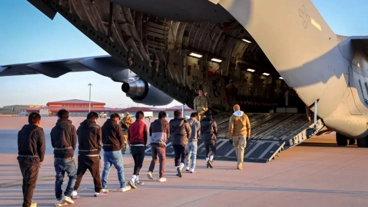 Trump evalúa un programa de "autodeportación" con incentivos económicos para migrantes indocumentados