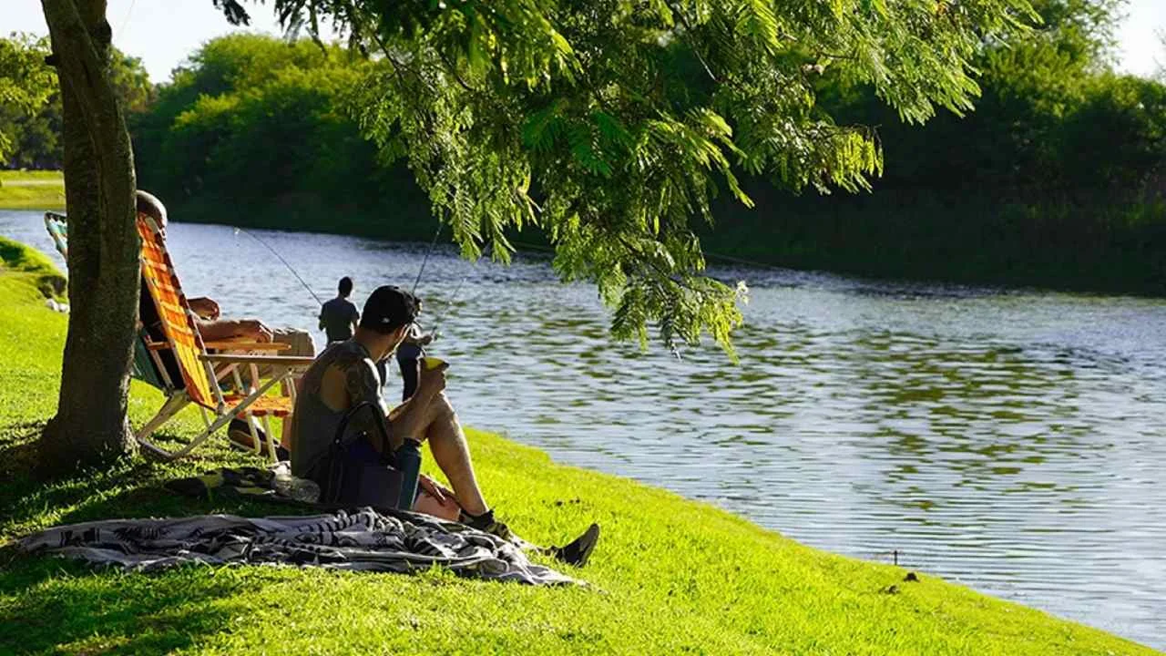 General Belgrano, la ciudad a dos horas de CABA con río, bosque y termas