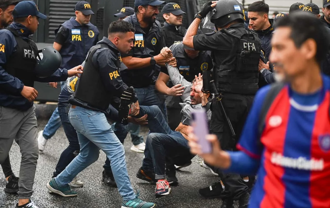Las impactantes imágenes de los incidentes frente al Congreso entre manifestantes y policías