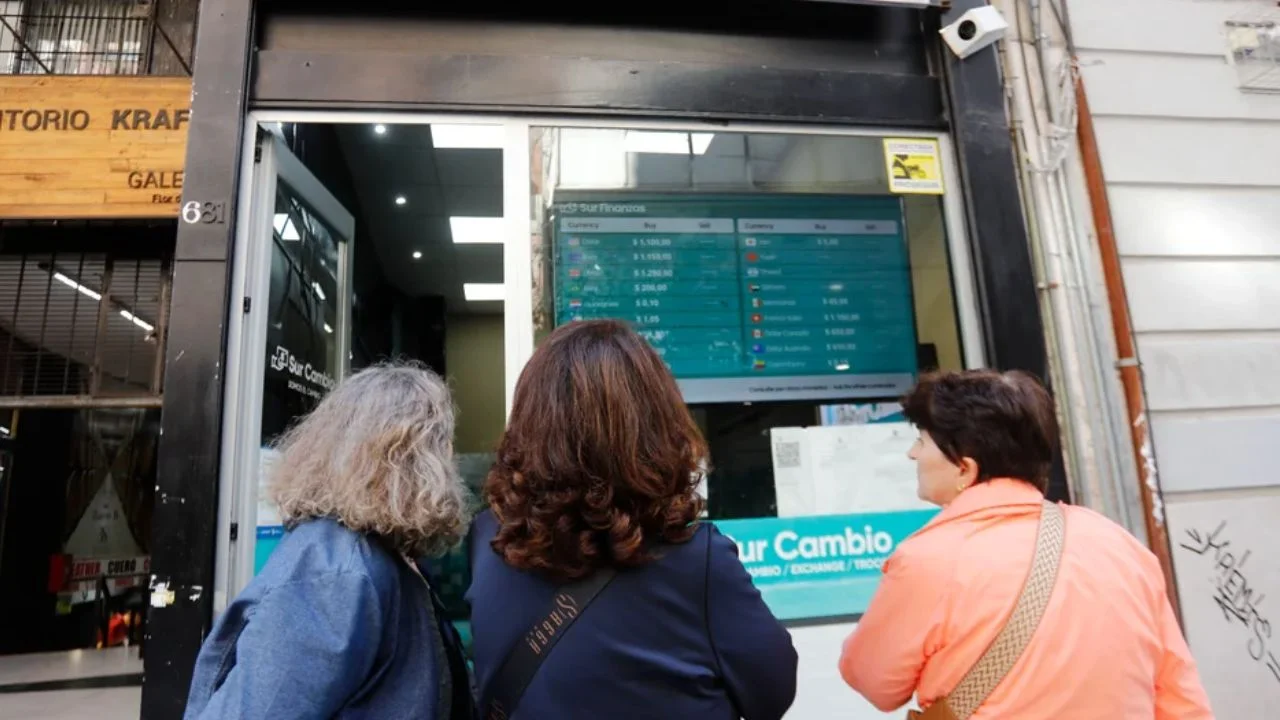 Fin del cepo: cuántos dolares se pueden comprar en casas de cambio