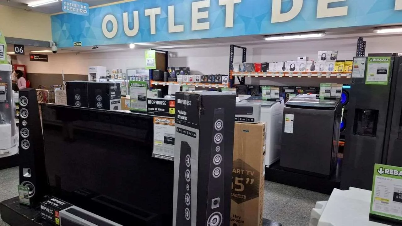 Outlet Coto sells cheap televisions and computers