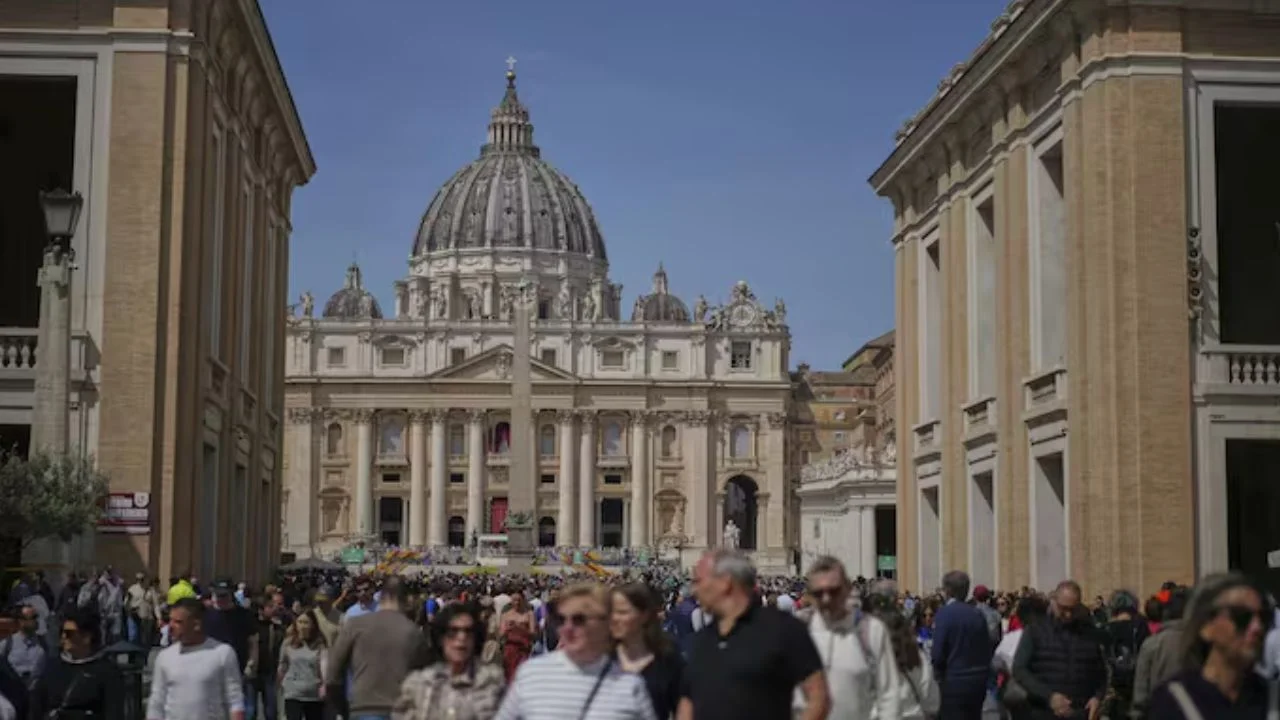 Cuánto cuesta hacer un "viaje relámpago" a Roma para despedir al papa Francisco