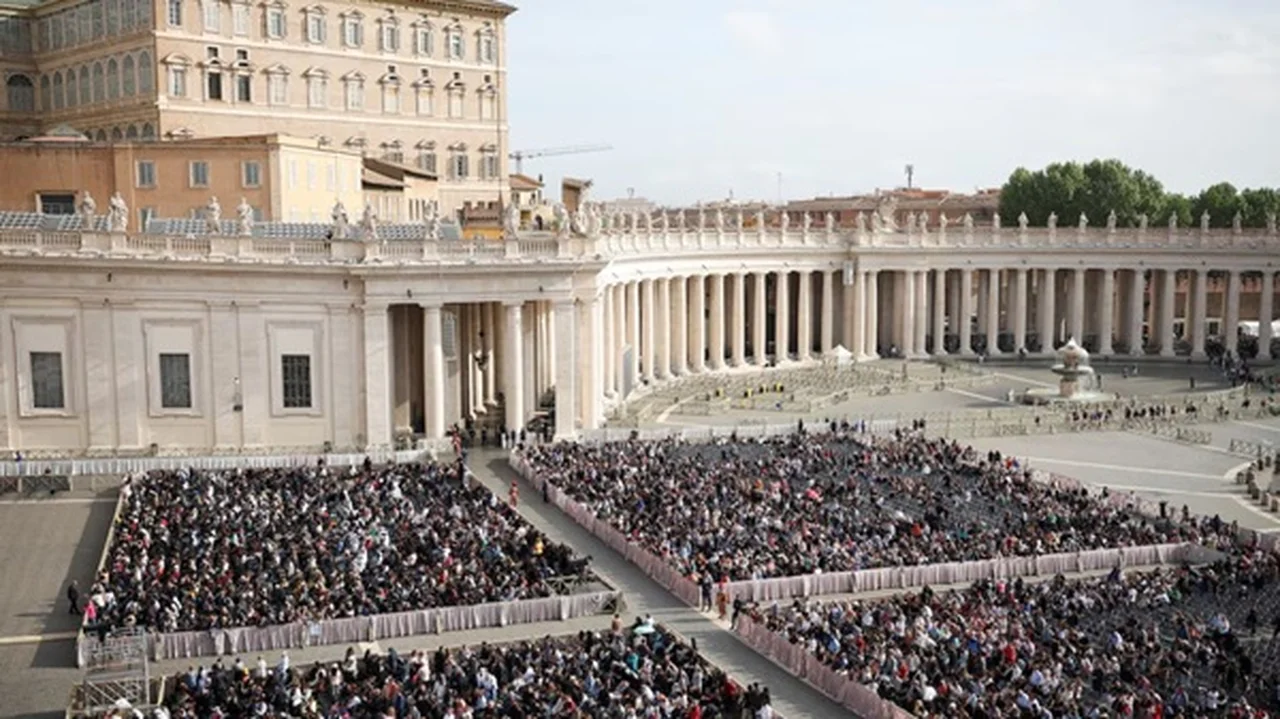 Hubo fumata blanca en el Vaticano y a las 14 horas se anuncia al sucesor del papa Francisco