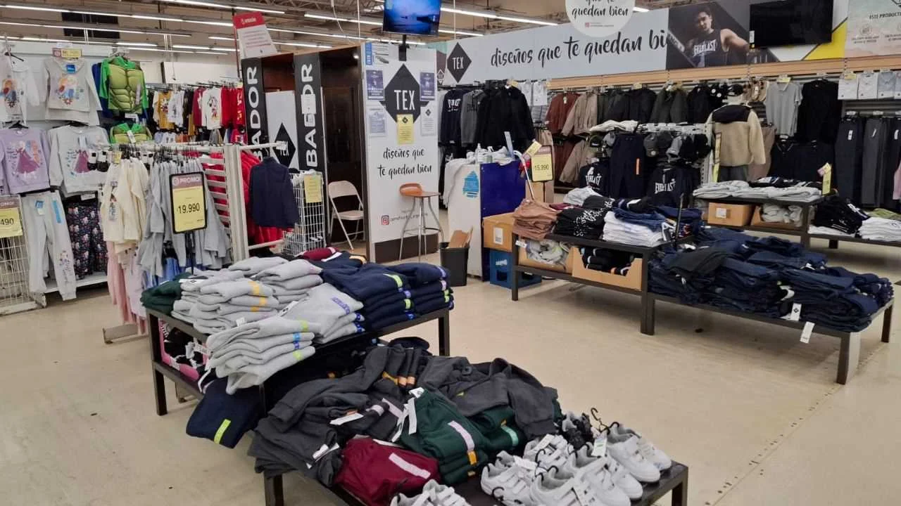 Supermercado Carrefour vende camperas y buzos baratos