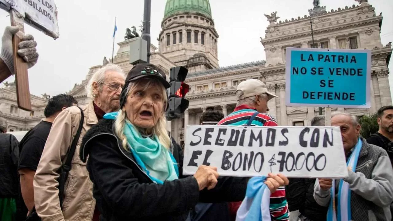 Tensión en la marcha de jubilados: la policía aplicó el protocolo antipiquetes y hubo incidentes