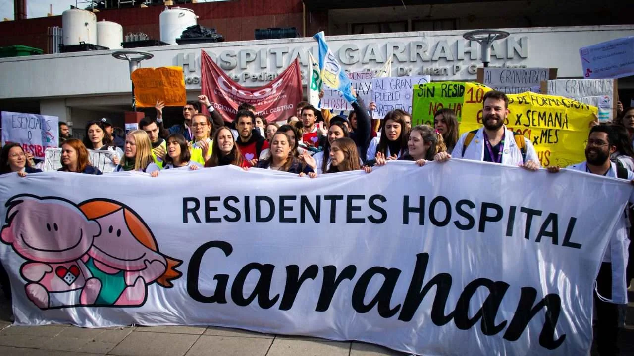Médicos del Garrahan denuncian presiones del Gobierno para levantar el paro