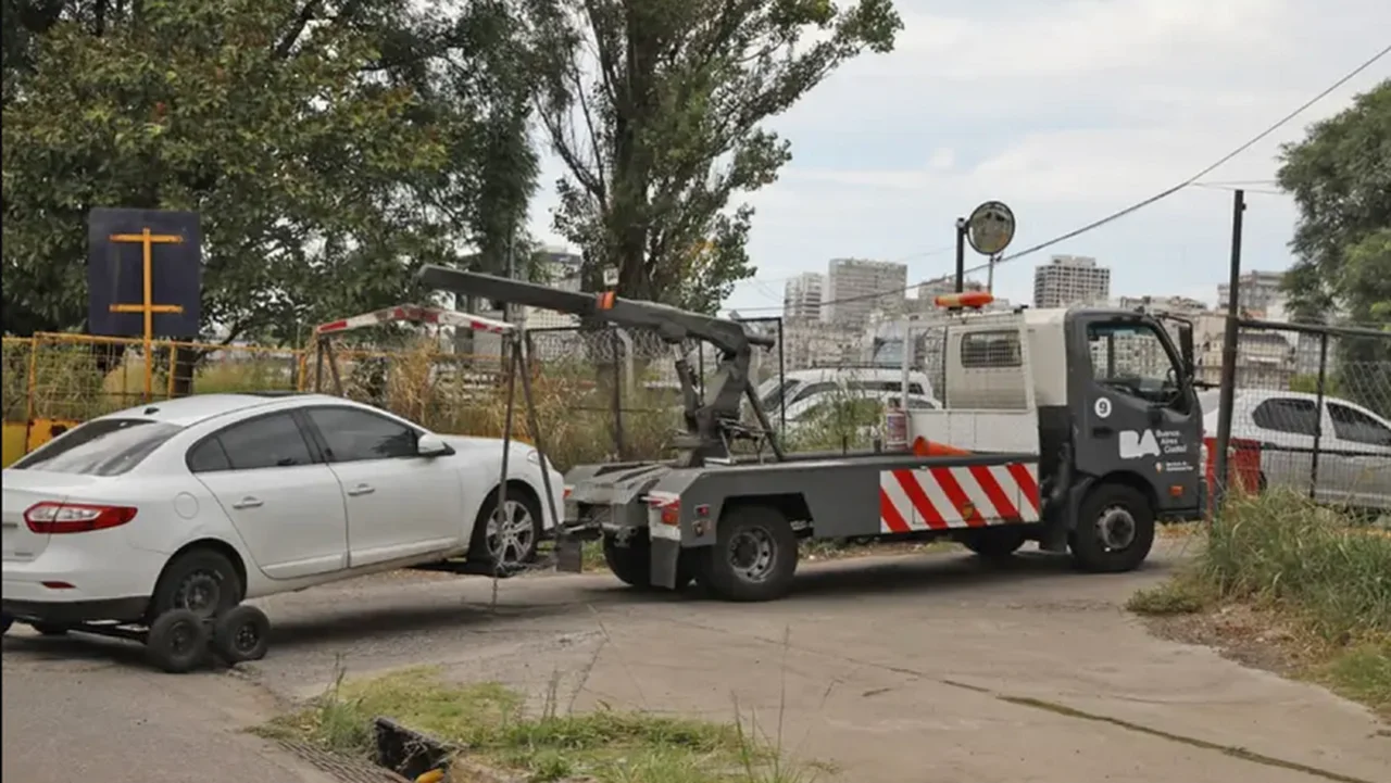 Auto en infracción: ¿qué hacer y a quién recurrir si una grúa de acarreo provoca daños?