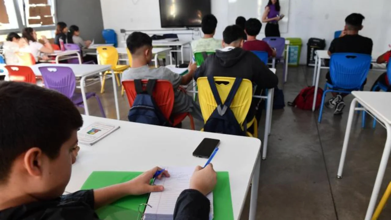 Celulares en el aula: Argentina lidera el ranking de los alumnos que más se distraen