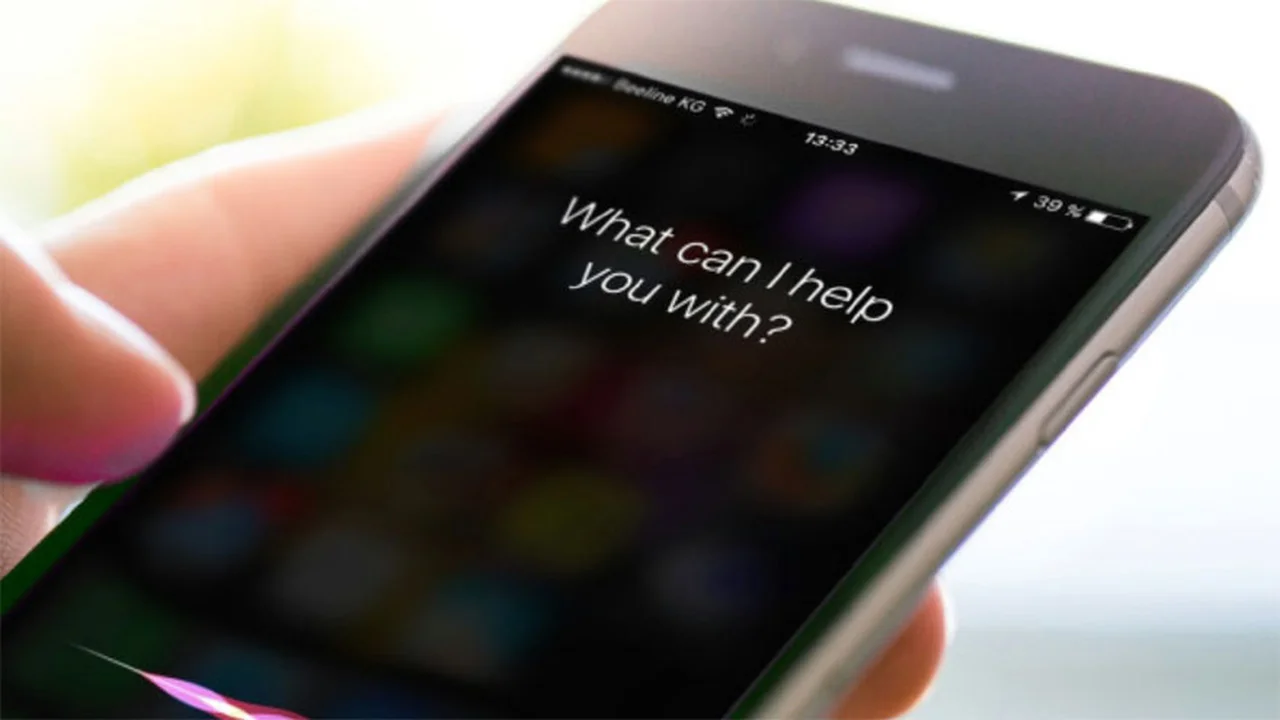 Apple retrasa la llegada de Apple Intelligence en Siri y anuncia nuevo modelo de auriculares con cámara