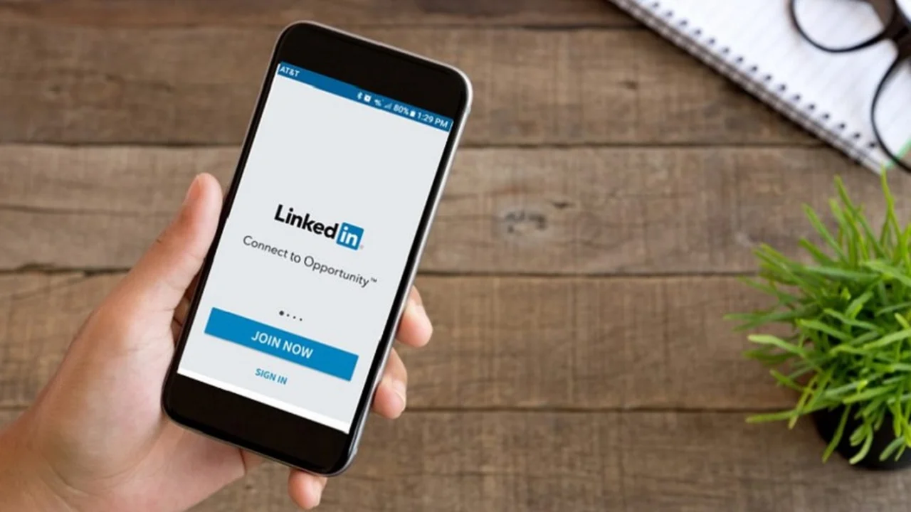 Un robot que te consigue trabajo: ¿De qué se trata la nueva innovación con IA de LinkedIn?