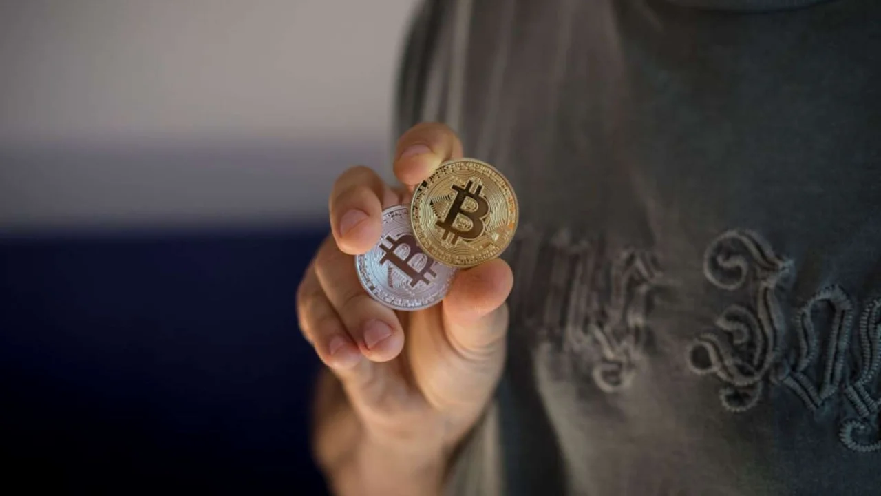 Bitcoin tocó los u$s93.000: supera a Saudi Aramco y ya es el séptimo activo más valioso del mundo
