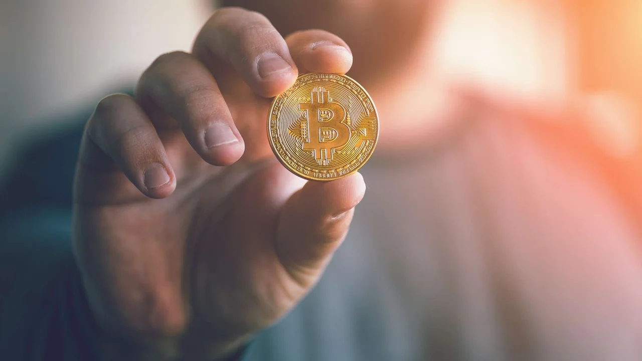 Bitcoin sorprende a inversores y cae un 10% tras aprobarse los ETF: ¿por qué es una oportunidad de comprar?