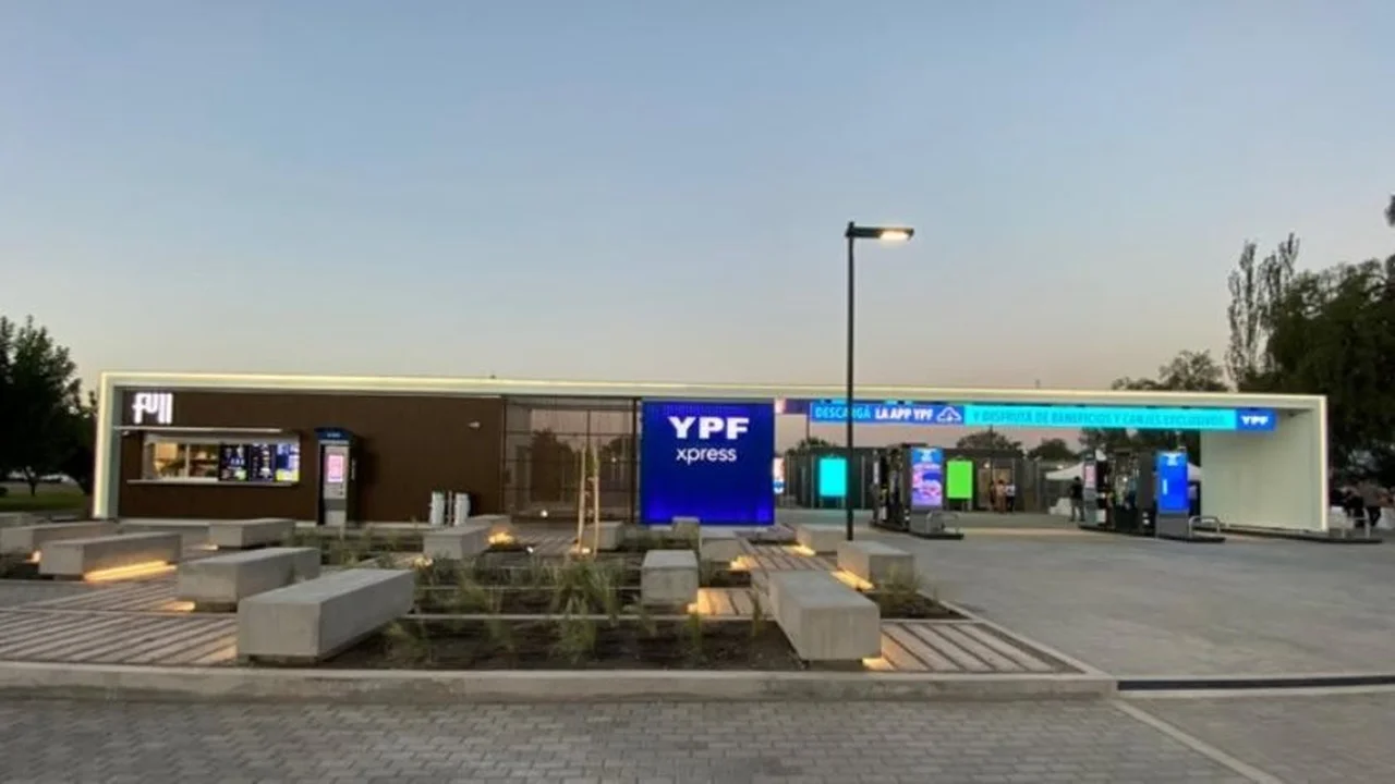 Cómo llenar el tanque del auto en YPF por menos plata antes que aumente la nafta