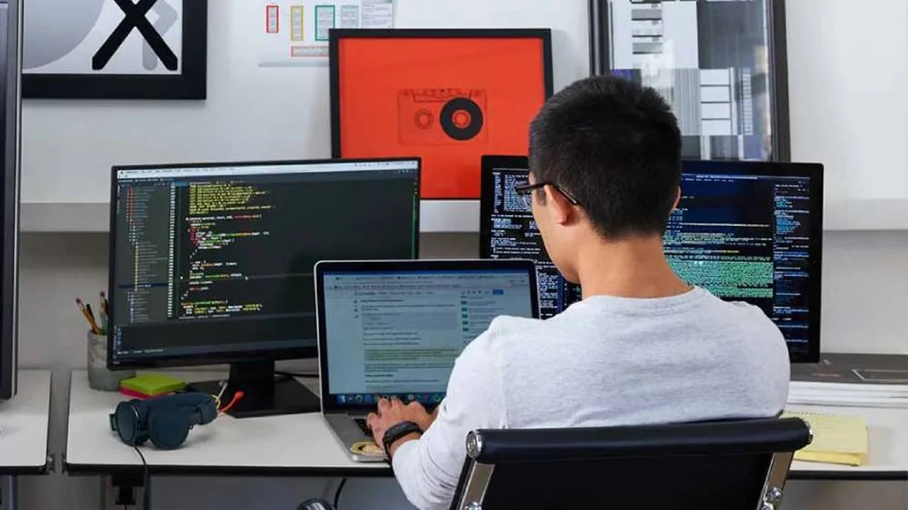 Los "hermanos malvados" de ChatGPT: cómo se usa la inteligencia artificial para robarte plata y datos