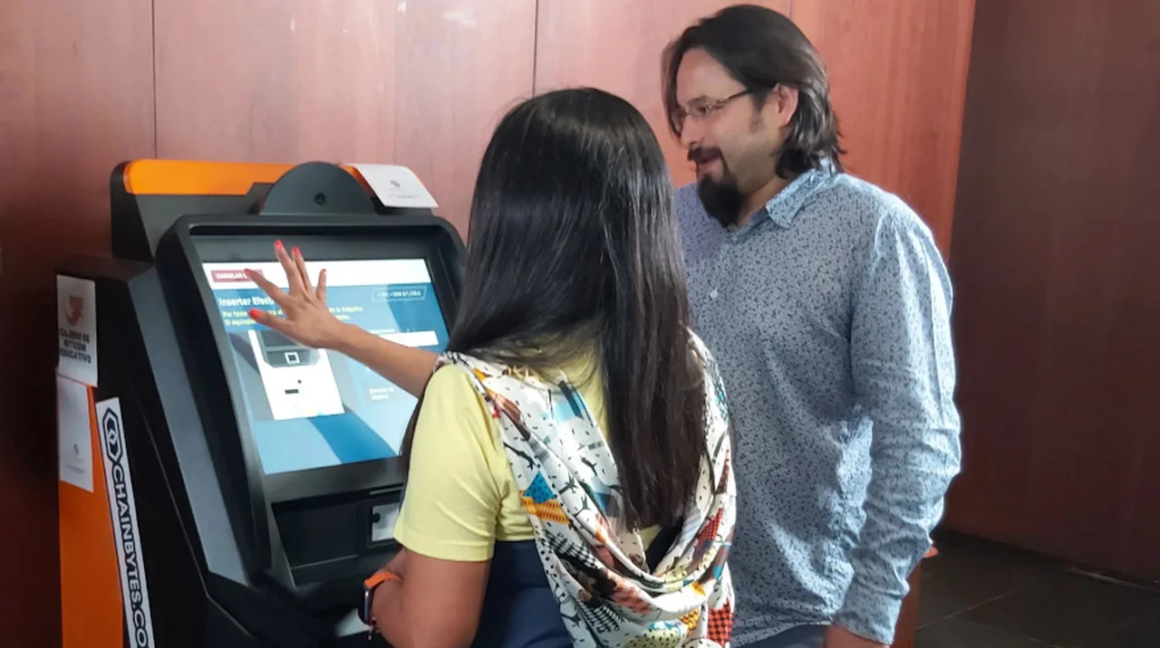 Avanzan los cajeros de bitcoin en el mundo: cuántos hay y el ranking de países con más terminales