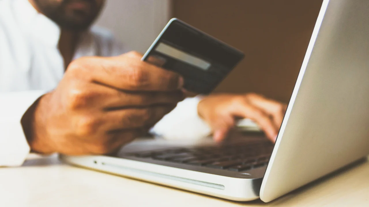 Gigante de los supermercados saca su propia tarjeta virtual para competir con las fintech