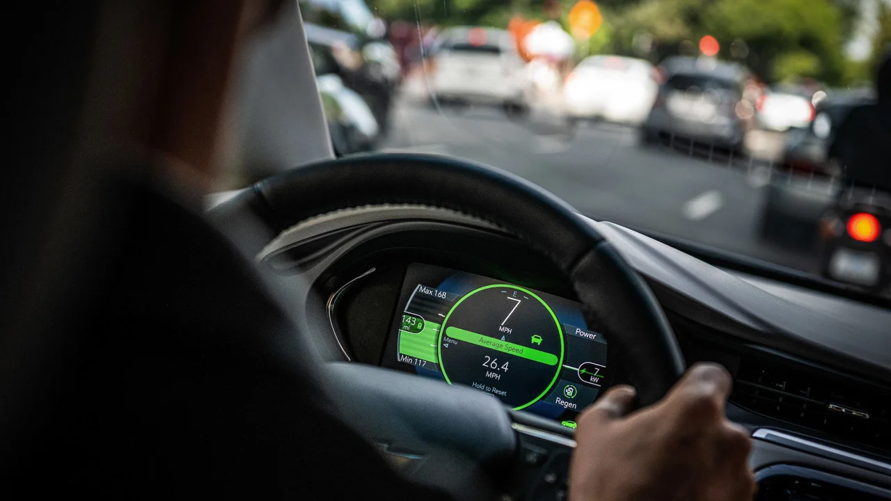 ¿Tiembla Tesla?: una importante automotriz "tradicional" presentó su SUV eléctrico con una autonomía impresionante