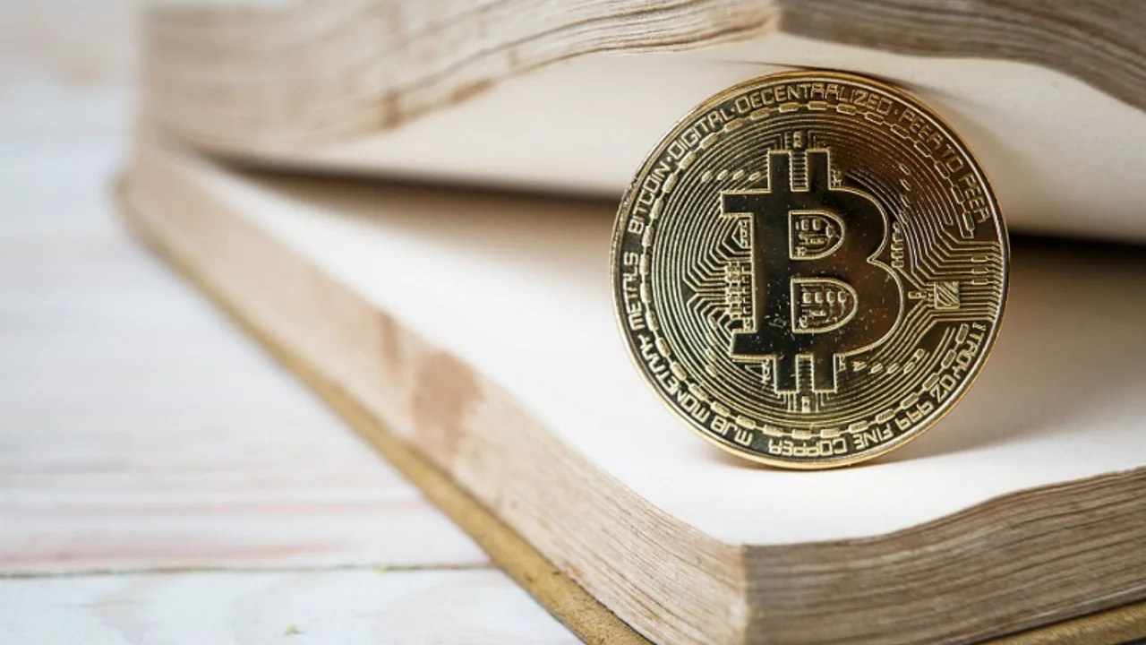 Bomba: descubren que el libro blanco de Bitcoin estuvo oculto en el software de Apple por años