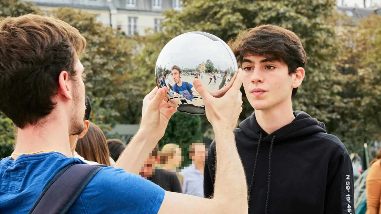 Te dan plata por escanearte el iris: Worldcoin ya fue prohibida en una provincia y piden echarla del país