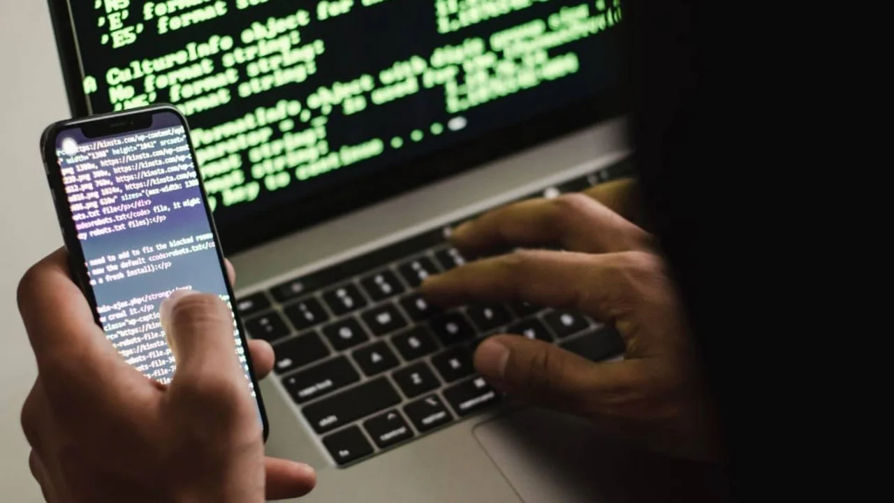 Usan tu computadora para robar bitcoin y ni te enterás: la estafa que alerta a las autoridades y cómo evitarla