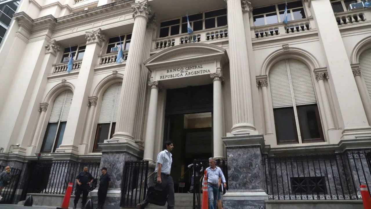 El plazo fijo vuelve a pagar menos: cuánto rinde ahora una inversión versus las billeteras digitales