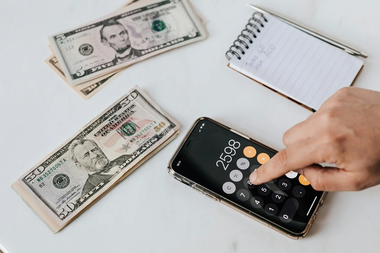 Cuida tu dinero: consejos para elegir el broker correcto para tus inversiones