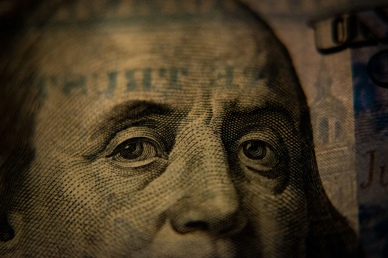 Dólar tarjeta o dólar MEP: ¿cómo conviene pagar los gastos tras la suba del tipo de cambio y la brecha?
