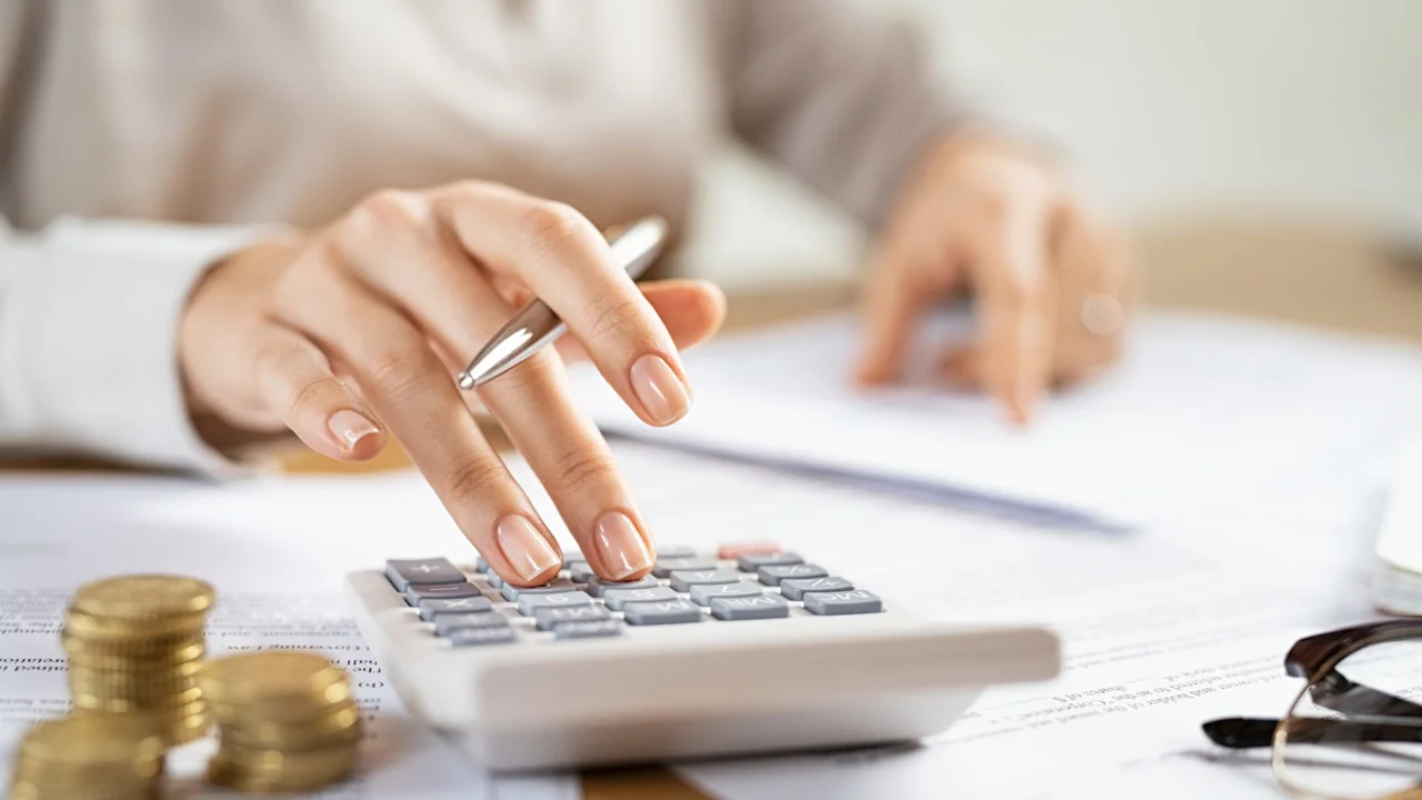 Cómo tener una mejor economía personal en 2025: cinco tips prácticos de una experta