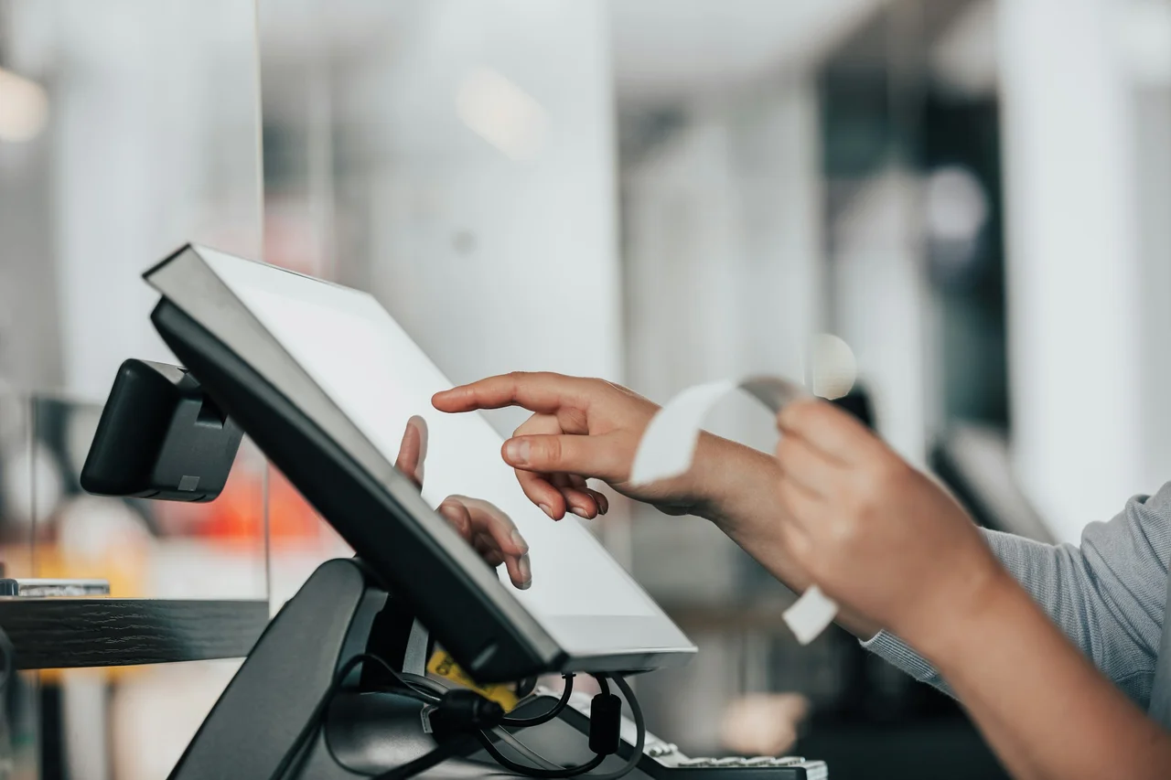 Propinas con tarjeta: cómo funciona el sistema que ya usa el 65% de los clientes