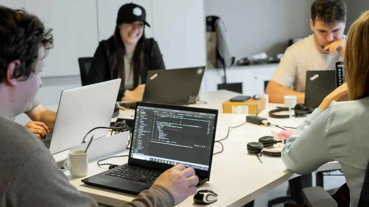 Inteligencia artificial: empleos en peligro y nuevas oportunidades de cara al 2030