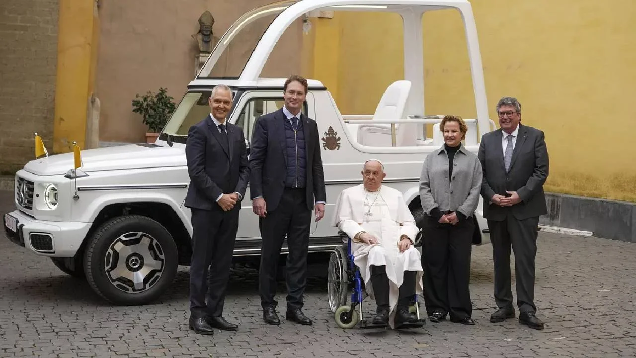 Mercedes-Benz le regala un papamóvil eléctrico al Papa Francisco: sus principales características