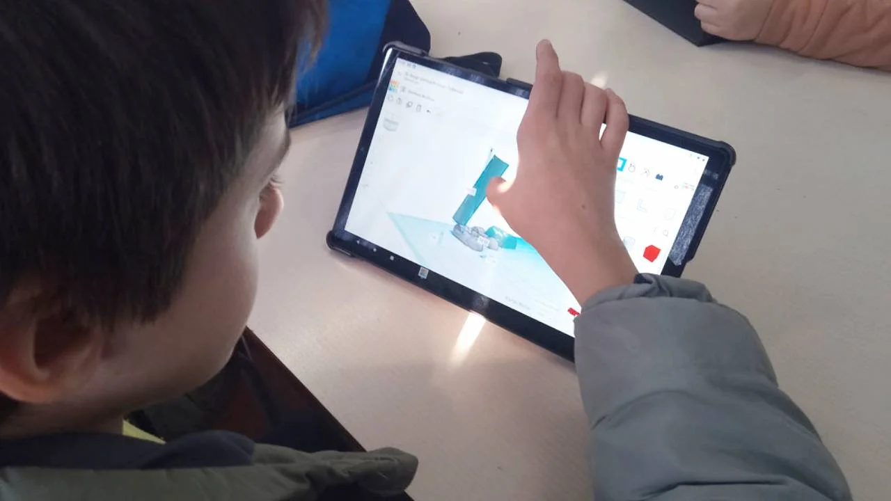Vuelta a clases 2025: ¿qué es el 'enfoque maker' y cómo impulsa la innovación entre los jóvenes?