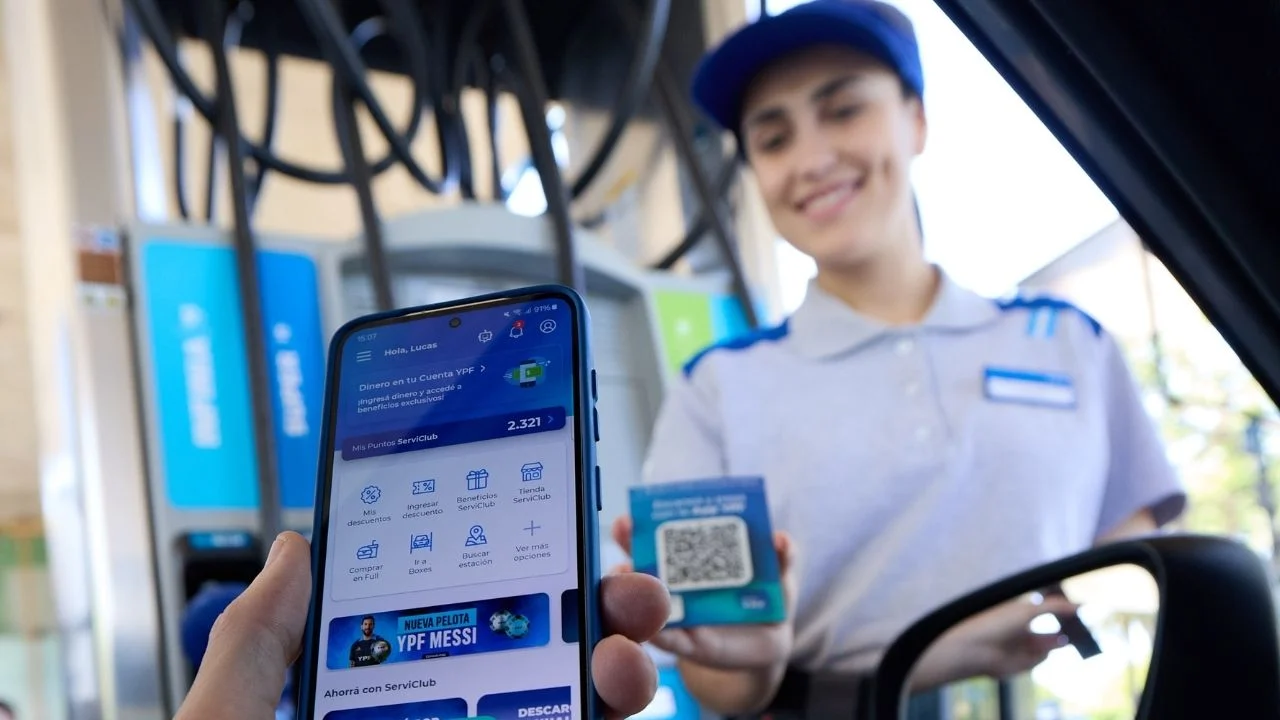 QR para el surtidor e inteligencia artificial para promos: YPF sale a romperla con su billetera