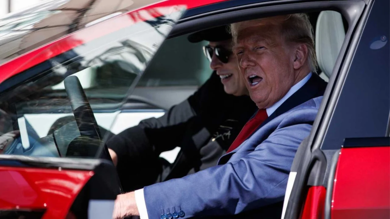 Tesla pierde valor en la bolsa y Trump reacciona: así fue su gesto de apoyo a Elon Musk desde la Casa Blanca