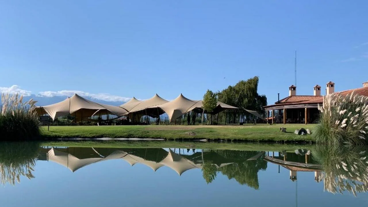 Emprendimiento con glamour: alquila carpas a famosos y para eventos top y reinventó el negocio