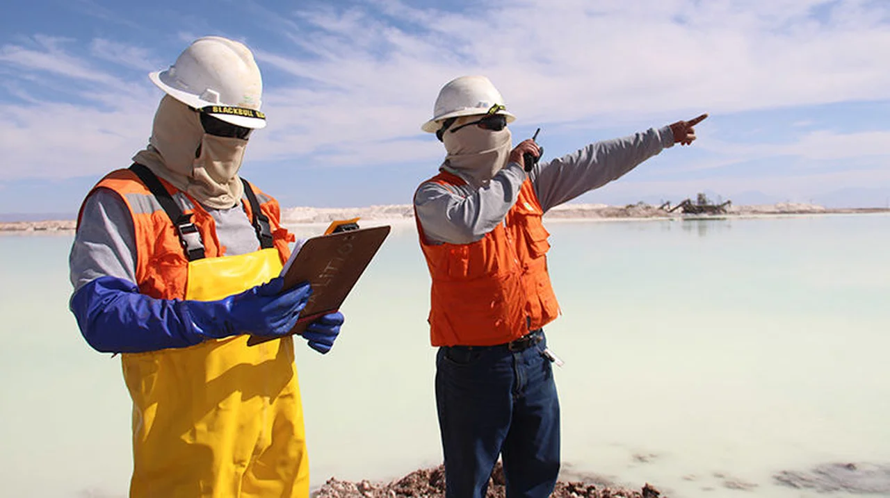 China empezó a llevarse el litio a través del puerto de Rosario y surge otro gigante de la extracción