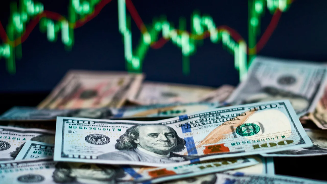 El gráfico que revela por qué el dólar blue no siempre es un buen refugio para los pesos