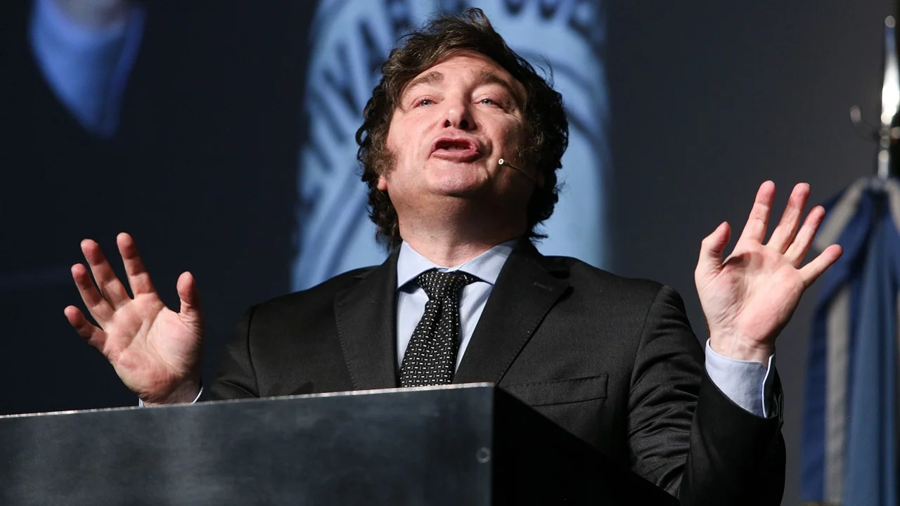 Javier Milei culpó a Cristina Kirchner por los aumentos de sueldo y anunció que los dejará sin efecto